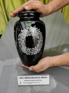 Urna conmemorativa Aestheticurns de aluminio negro con latón pintado a mano inspirado en la India-Suministros funerarios - Product Image 3