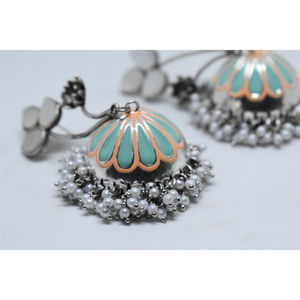 Venta al por mayor de los últimos modelos de moda 2025, aretes de aro tipo jhumka de latón con aspecto de plata meenakari, para niñas y mujeres - Product Image 2