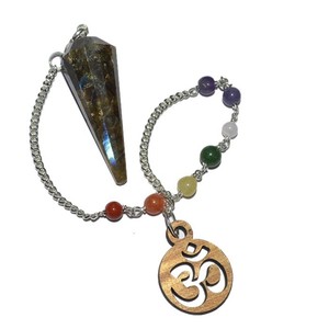 Pendules de chakra à 12 facettes en labradorite de bonne qualité avec Om : Pendules de chakra à 12 facettes en labradorite avec Om à vendre - Product Image 1