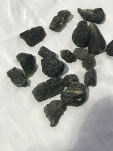 Natural de alta calidad moldavita especímenes en venta al por mayor - Product Image 2