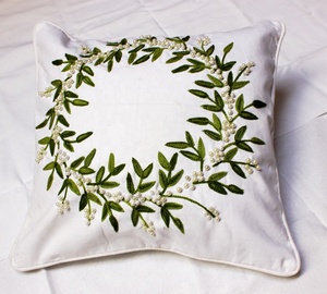 Funda de cojín cuadrada bordada con diseño de hoja verde y perlas para decoración del hogar estilo vintage - Product Image 1