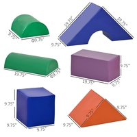 Les enfants grimpent et rampent des structures de jeu d'activité de bloc de mousse souple pour le développement de l'enfant