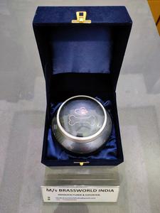 Hueso de mascota en pata de mascota pintado a mano, urna de cremación de aluminio, suministros funerarios, Brassworld, India - Product Image 5