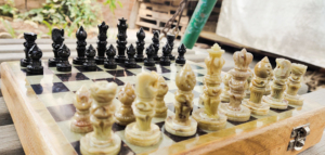 2021 Venta caliente mejor de juego clásico colección con piedra tablero de ajedrez con Deluxe de almacenamiento de ajedrez portátil juego para viajes - Product Image 2