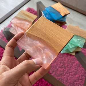 Dessous de verre en résine et pierre de bois de différentes couleurs pour boissons Bois de pin naturel et résine Cadeau de pendaison de crémaillère Lot de 6 tailles personnalisées - Product Image 2