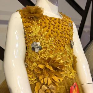 Top de trabajo de satén pesado Vestido de fiesta para niña con patrón floral Nombres personalizados para primavera para niños más pequeños-Kitabi - Product Image 3