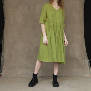 Robe d'été formelle plissée pour femme, vert clair, col en V, manches courtes, en lin, longueur genou, coupe trapèze, ajustement régulier, ourlet à volants, respirante - Product Image 1