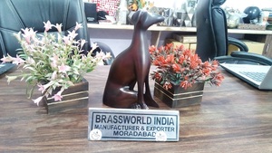 Urne de crémation pour chien assis en laiton de style américain en métal Mémorial pour animaux de compagnie de Brassworld Inde Fournitures funéraires - Product Image 4