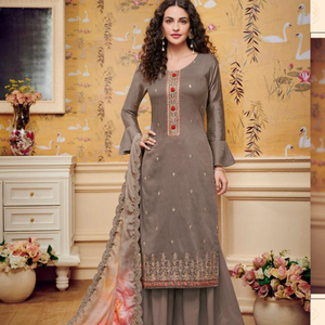 Designer Party tragen graue Farbe schwere bestickte Baumwoll seide Indische Frauen tragen Kurti mit Palazzo Dupatta in Surat Alpha numero