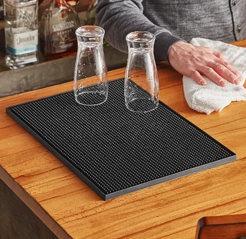 Accessoires de Bar Offres Spéciales Tapis de Bar en Caoutchouc Noir Cuisine En Plastique Opp Sac Souple PVC Partie Moderne Durable En Plastique Vin Verseur