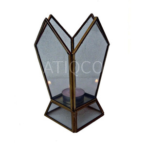 ตะเกียงทองเหลืองทรงสี่เหลี่ยมดีไซน์ใหม่จาก Atiqco ที่วางเทียนสุดเก๋ ที่วางเทียนทันสมัย ที่วางเทียนทีไลท์ ขายดีสำหรับตกแต่งภายใน - Product Image 1