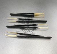 Pince à épiler professionnelle HARL Beauty Instruments pour extensions de cils, en acier inoxydable, courbée à 90 degrés, pointue, noire et or, avec grip lisse