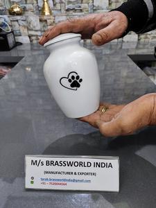 Urne funéraire en aluminium peinte à la main en forme de cœur avec patte unique Fournitures funéraires - Product Image 2