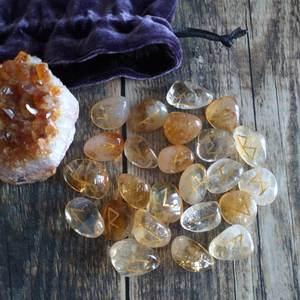 ทำด้วยมือ25ชิ้นชุดหินซิทรินคริสตัล Rune Futhark แก่ผู้สูงอายุหินอัญมณีรักษาความสมดุลของเครื่องสลักอักษรฮวงจุ้ย - Product Image 3