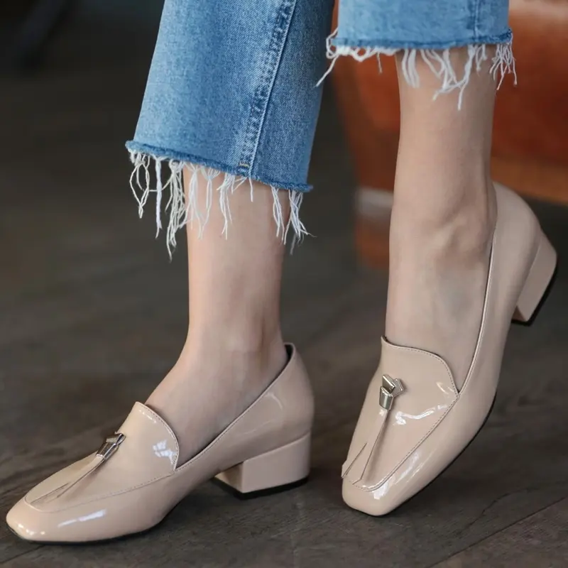 Mio Gusto 브랜드 Angela 누드 특허 가죽 3cm 힐 높이 여성의 낮은 뒤꿈치 숙녀 신발 패션