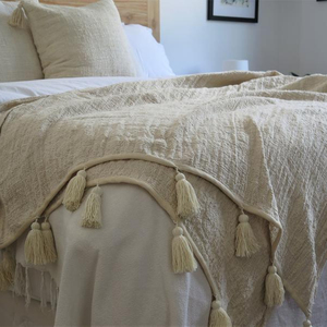 Manta de Algodón Crudo Beige Natural Tejida a Mano de Alta Calidad con Borlas Estilo Boho - Product Image 1