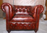 Canapé Chesterfield en cuir véritable |   Design industriel vintage |   Canapé simple en cuir de buffle fait main avec pieds en bois pour villa et hôtel