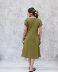 Nouvelle arrivée 2026, robe en lin pour femmes, tendance, design tendance, couleur kaki, tissu crêpe, col en V, manches courtes, longueur genou - Product Image 3