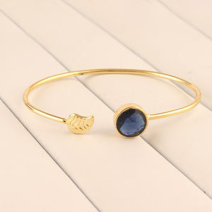 Joyería de una sola piedra minimalista, forma redonda, iolita, cuarzo, brazalete abierto, pulsera de latón, pulsera de diseño de hoja chapada en oro de 18 quilates - Product Image 4