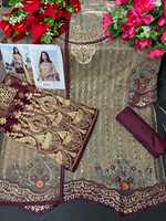 Ensemble de robe avec broderie lourde et pierres, jupe ample, travail de sequins, perles et moti, avec dentelle sur 4 côtés dans le dupatta pour les femmes mariées