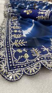 Dernier sari en georgette imprimé bleu de couleur indienne de designer Leheriya avec bordure en dentelle brodée et chemisier pour femmes, fête de mariage - Product Image 4