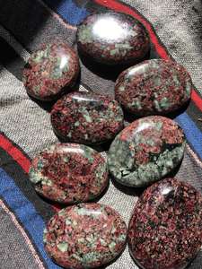Wholesale Natural Eudialyte Palm <b>Stone</b> Feng Shui Style Love Carved Gemstone Semi-Precious <b>Stone</b> <b>Crafts</b> for Meditation Home Decor - Product Image 5