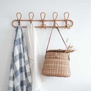 Cintre à vêtements en rotin naturel tressé fait main pour rangement de garde-robe, organisation domestique et présentation de vêtements - Product Image 5