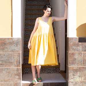 Vestido de lino amarillo brillante, moderno, a la moda, con diseño actual, de tela crepé, cuello redondo, sin mangas, largo hasta la rodilla, para mujer. - Product Image 4