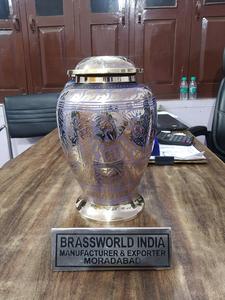 Urna Funeraria de Estilo Americano con Acabado en Cobre Antiguo y Dorado, Brassworld India - Product Image 2