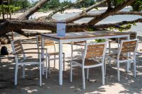 Meubles d'extérieur minimalistes en teck, table basse Cattalina et chaise empilable pour la restauration hôtelière et l'utilisation en milieu hospitalier