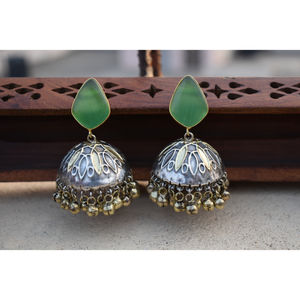 Pendientes de aro jhumka de latón con acabado dorado mate, hechos a mano, a la moda, para niñas y mujeres. - Product Image 3