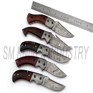Couteaux pliants de damas faits à la main, appareil de poche à motif torsadé Lot de 5 pièces (smk1255) - Product Image 2