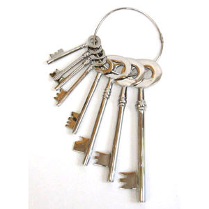 Manojo de llaves vintage hecho a mano de metal rústico con llavero a la venta Manojo de llaves antiguo de Estilo Vintage a la venta - Product Image 4