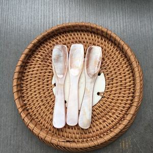 Cuchara de Nácar Rosa de Diseño Innovador, Cuchara para Caviar de 9 cm que Ayuda a Preservar el Sabor Completo del Caviar - Product Image 1