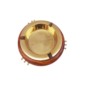 Cenicero de la mejor calidad Cenicero de color dorado de latón hecho a mano con base de madera para bandeja de cenizas de cigarrillos y cigarros - Product Image 1