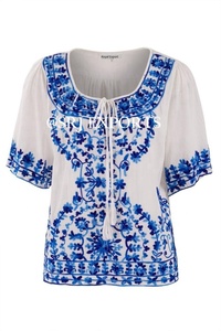 เสื้อคอวีแขนสั้นปักลายดอกไม้สีขาวน้ำเงินผ้าฝ้ายสำหรับฤดูร้อนสไตล์ลำลองทรงหลวมสำหรับผู้หญิง เนื้อผ้าทอระบายอากาศได้ดี - Product Image 1