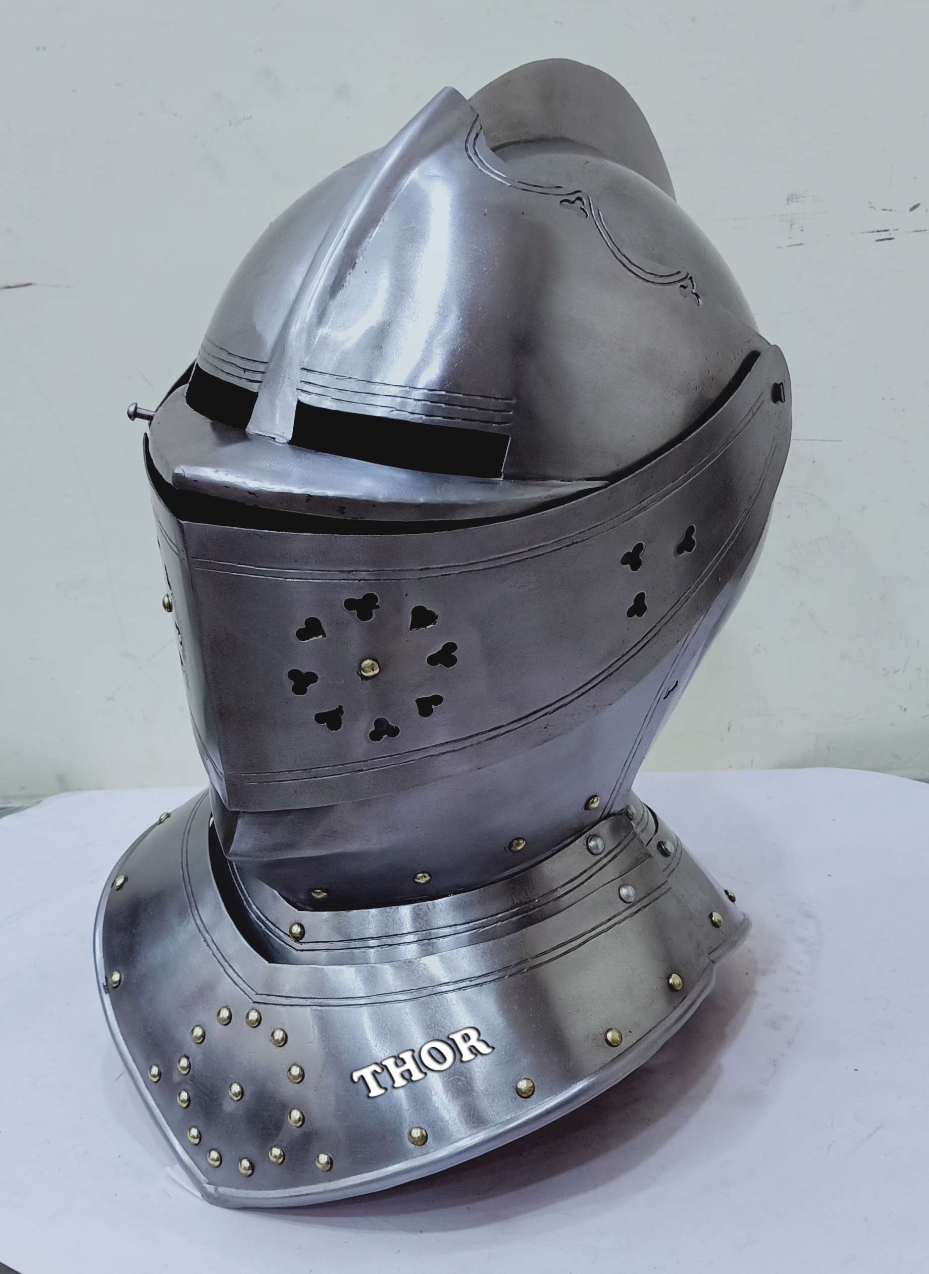 中世の騎士近くのアルメットヘルメット| Alibaba.com