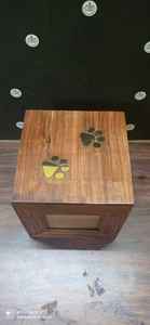 Urna de cremación con grabado en forma de rectángulos de madera, marco de foto de madera, urna de Brassworld, India - Product Image 3