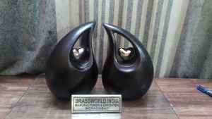 Urna funeraria de aluminio y latón para adultos estilo americano TEAR DROP de Brassworld India para suministros funerarios de cremación - Product Image 3