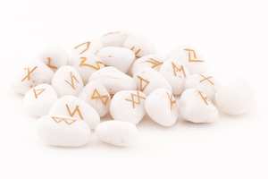 Ensemble de 25 pierres précieuses d'agate blanche faites à la main Elder Futhark Rune sculptée Reiki Healing Chakra Balance Feng Shui Gravé Lettres Pierre - Product Image 6