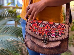 Banjara-Bolso de hombro de cuero para mujer, bolsa de hombro de estilo indio, bohemio, de trabajo, con parche - Product Image 4