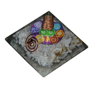 Pyramides d'Orgone en Quartz Cristal avec Chakra Yoga - Product Image 1