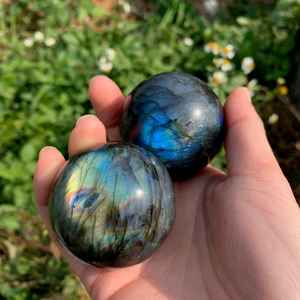 Bola de labradorita pulida superior al por mayor llamativa piedra preciosa Hada Feng Shui Chakra esfera ágata/cuarzo decoración del hogar para la curación - Product Image 1