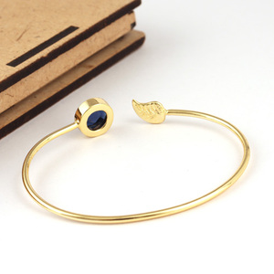 Joyería de una sola piedra minimalista, forma redonda, iolita, cuarzo, brazalete abierto, pulsera de latón, pulsera de diseño de hoja chapada en oro de 18 quilates - Product Image 6