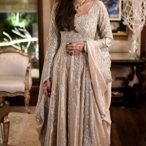 Robe de longueur au sol indienne/pakistanaise, élégante robe ornée de perles en verre, pour mariage, 2022 - Product Image 1