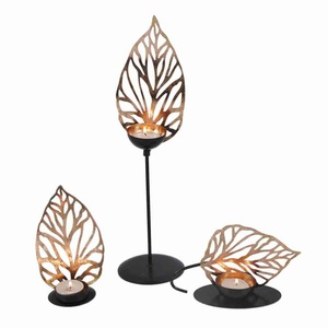 Candelabro de Latón de Seis Brazos, Decoración Elegante para el Hogar Hecha a Mano con Acabado Personalizado por BRASSWORLD INDIA - Product Image 4