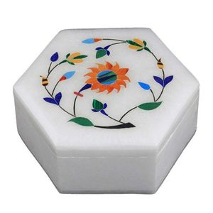 Boîte en marbre blanc au design complexe - Product Image 1