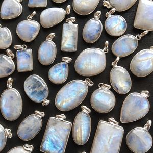 Anillo de piedra lunar arcoíris, colgante de piedras preciosas naturales de grado de 3 pulgadas, piedra de sangre hexagonal con forma irregular, tipo de colgantes - Product Image 4