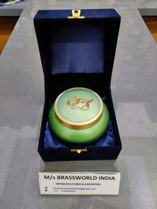 Brassworld India Urna de cremación para mascotas Odyssey pintada a mano Estilo americano Suministros funerarios para adultos con mano rezando y pata de Mascota - Product Image 6