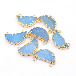 Colgante azul Druzy de 13-15mm medio redondo, componentes de fabricación de joyas de Latón chapado en oro con estilo de amuleto de fianza, hallazgos de joyería únicos - Product Image 1